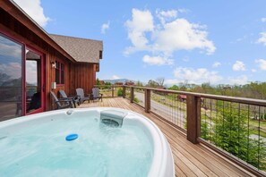 Maison, plusieurs lits, bain à remous, vue montagne (Cloud Catcher at Eagles Nest) | Bain à remous extérieur
