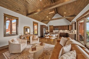 Huis, Meerdere bedden, bubbelbad, uitzicht op bergen (Cloud Catcher at Eagles Nest) | Woonruimte | Een open haard