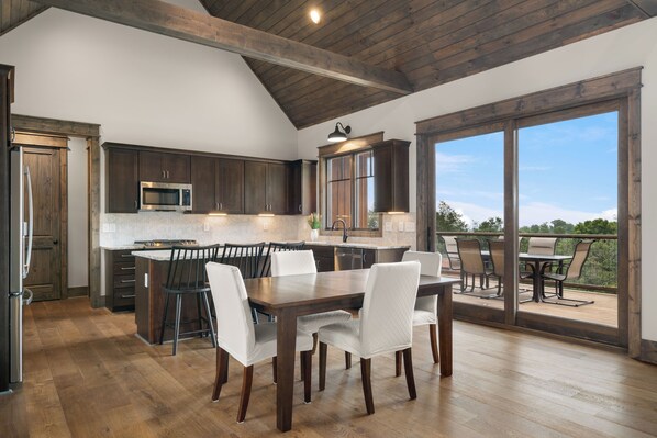 Ferienhaus, Mehrere Betten, Whirlpool, Bergblick (Cloud Catcher at Eagles Nest) | Speisen