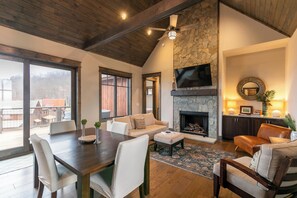 Ferienhaus, Mehrere Betten, Whirlpool, Bergblick (Cloud Catcher at Eagles Nest) | Wohnbereich | Kamin