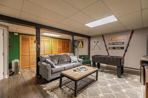 Hus, flere senger, spabadekar, fjellutsikt (On Easy Street) | Oppholdsområde | Peis