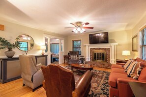 Hus, flere senger, spabadekar, fjellutsikt (On Easy Street) | Oppholdsområde | Peis