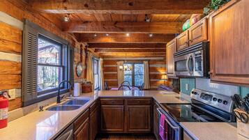 Kabin, Beberapa Tempat Tidur, hot tub, pemandangan gunung (A River Runs Through It) | Dapur pribadi | Mesin pembuat kopi/teh