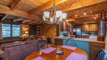 Kabin, Beberapa Tempat Tidur, hot tub, pemandangan gunung (A River Runs Through It) | Interior