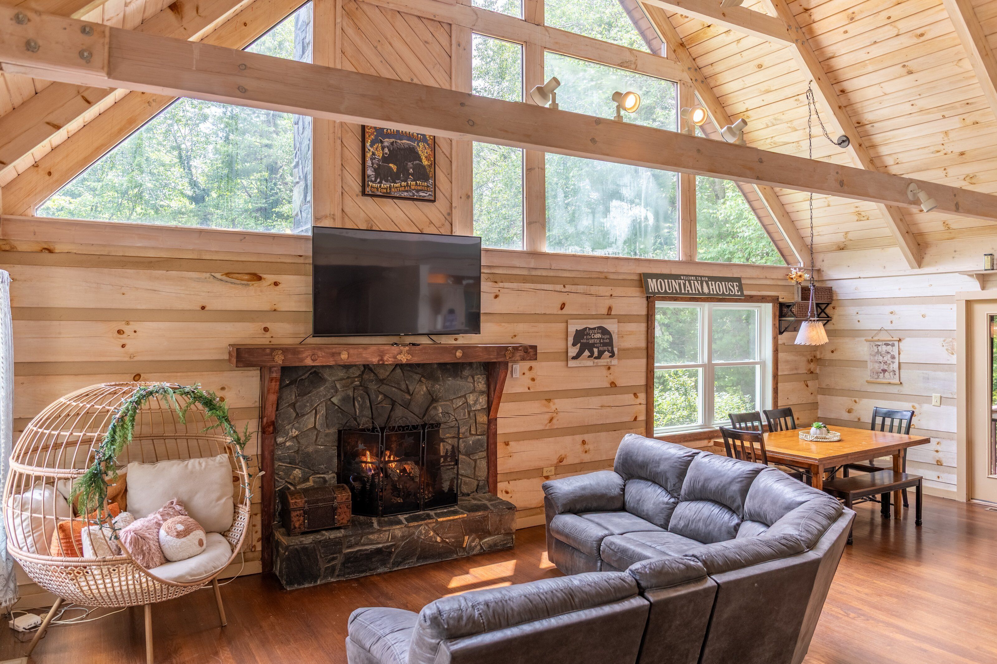 獨棟房屋, 多張床, 熱水浴缸, 山景 (Serenity Now) | 起居區 | 壁爐