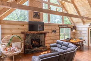 Hus, flere senger, spabadekar, fjellutsikt (Serenity Now) | Oppholdsområde | Peis