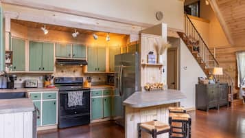 Rumah, Beberapa Tempat Tidur, hot tub, pemandangan gunung (Serenity Now) | Dapur pribadi | Mesin pembuat kopi/teh