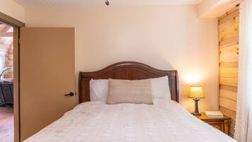 House, Multiple Beds, Hot Tub, Mountain View (Serenity Now) | 4 bedrooms, individually decorated, individually furnished, bed sheets