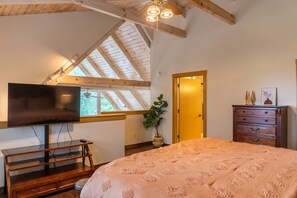 Hus - flera sängar - bubbelpool - utsikt mot bergen (Serenity Now) | 1 sovrum, individuell inredning, unika möbler och sängkläder