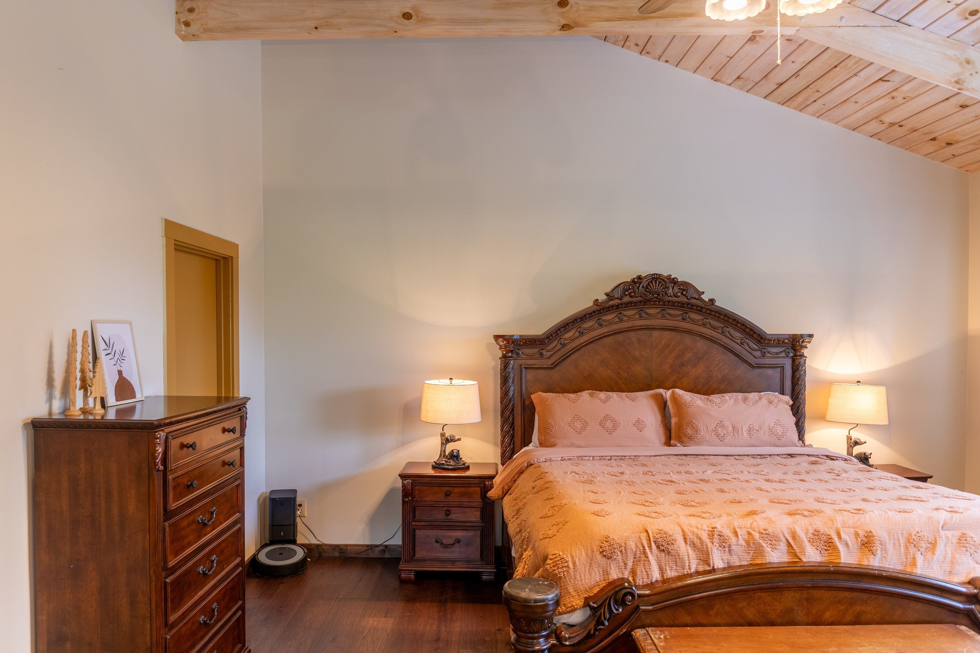 4 bedrooms, individually decorated, individually furnished, bed sheets