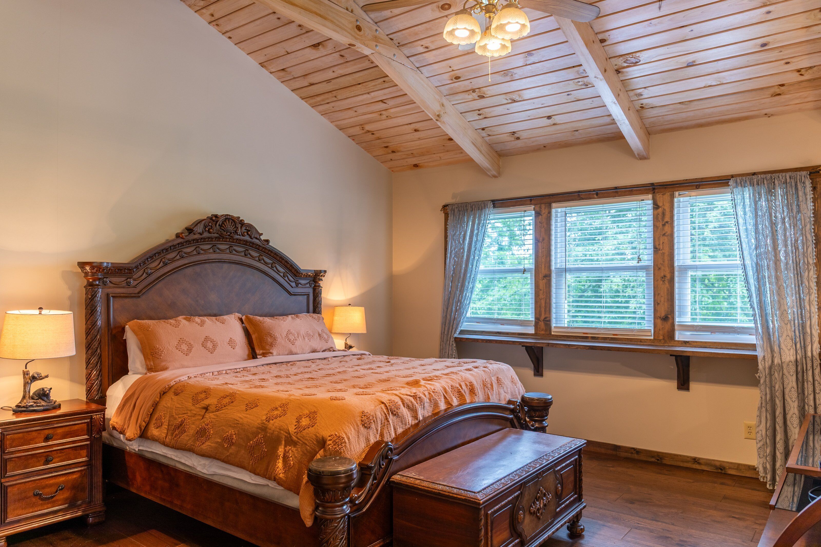 House, Multiple Beds, Hot Tub, Mountain View (Serenity Now) | 4 bedrooms, individually decorated, individually furnished, bed sheets