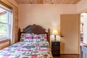 House, Multiple Beds, Hot Tub, Mountain View (Serenity Now) | 4 bedrooms, individually decorated, individually furnished, bed sheets - Serenity Now (Fleetwood)