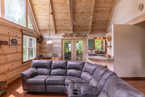 Huis, Meerdere bedden, bubbelbad, uitzicht op bergen (Serenity Now) | Woonruimte | Een open haard