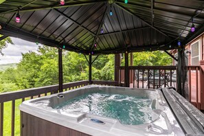 House, Multiple Beds, Hot Tub, Mountain View (Serenity Now) | Outdoor spa tub - Serenity Now (Fleetwood)