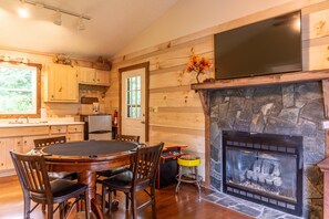 House, Multiple Beds, Hot Tub, Mountain View (Serenity Now) | Dining