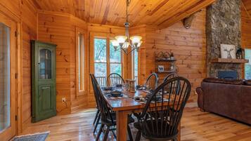 Rumah, Beberapa Tempat Tidur, patio, pemandangan gunung (The Forge) | Tempat makan