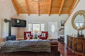 小屋, 多張床, 熱水浴缸, 山景 (Sugar Rush) | 起居區 | 壁爐