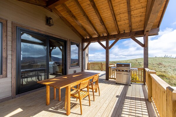 Outdoor dining - All Around Views at Monteagle (Banner Elk)