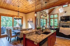 Ferienhütte, Mehrere Betten, Whirlpool, Bergblick (Sunday Money at Eagles Nest) | Innenbereich