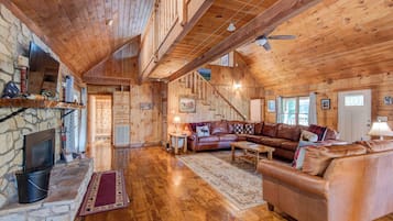 Cabin, Multiple Beds, Hot Tub, Mountain View (Hidden Serenity) | Living area