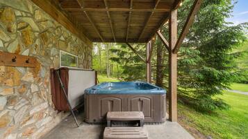 Cabin, Multiple Beds, Hot Tub, Mountain View (Hidden Serenity) | Outdoor spa tub