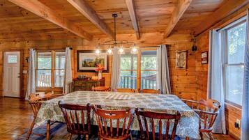 Cabin, nhiều giường, bồn tắm nước nóng, quang cảnh núi (Hidden Serenity) | Khu ăn uống