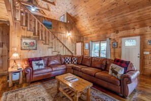 เคบิน, หลายเตียง, อ่างน้ำร้อน, วิวภูเขา (Hidden Serenity) | บริเวณนั่งเล่น