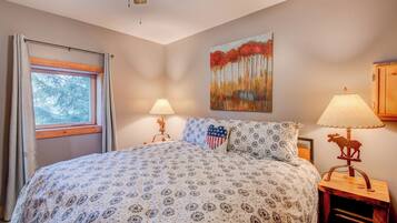 Cabin, Multiple Beds, Hot Tub, Mountain View (Hidden Serenity) | 3 bedrooms, individually decorated, individually furnished, bed sheets