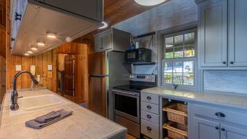 House, Multiple Beds, Patio, Mountain View (Knot Appropriate Beech House) | Private kitchen | Coffee/tea maker
