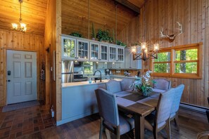 Maison, plusieurs lits, patio, vue montagne (Knot Appropriate Beech House) | Restauration dans la chambre