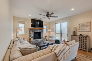 Living area - The Cliff House (Boone)