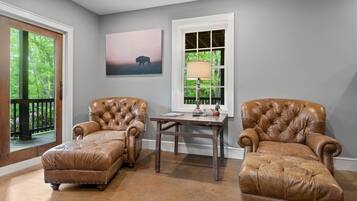 Cabin, nhiều giường, sân hiên, quang cảnh núi (Sweet Retreat at Sweetgrass) | Khu phòng khách | Lò sưởi