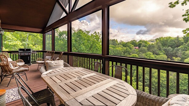 Outdoor dining - River Daze (Boone)