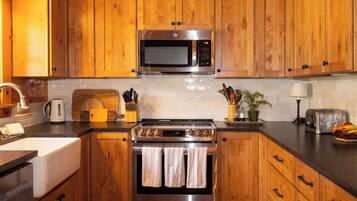 Kabin, Beberapa Tempat Tidur, hot tub, pemandangan gunung (River Daze) | Dapur pribadi | Mesin pembuat kopi/teh