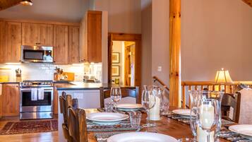 Kabin, Beberapa Tempat Tidur, hot tub, pemandangan gunung (River Daze) | Makan di kamar