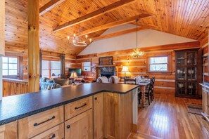 小屋, 多張床, 熱水浴缸, 山景 (River Daze) | 私人廚房 | 咖啡機/沖茶器