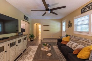 บ้านพัก, หลายเตียง, อ่างน้ำร้อน, วิวภูเขา (Hot Toddy Cottage) | บริเวณนั่งเล่น