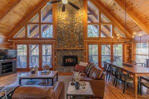 Cabin, nhiều giường, sân hiên, quang cảnh núi (Happy Trees Cabin) | Khu phòng khách