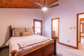 キャビン ベッド (複数台) パティオ マウンテンビュー (Happy Trees Cabin) | 1 室のベッドルーム、客室ごとに異なる装飾、客室ごとに異なるインテリア、ベッドシーツ