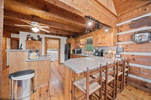 Hytte - flere senge - boblebad - bjergudsigt (Mountain Masterpeace) | Privat køkken | Kaffe-/temaskine