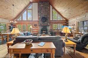 Hytte - flere senge - boblebad - bjergudsigt (Mountain Masterpeace) | Opholdsområde | Pejs