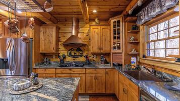 Rumah, Beberapa Tempat Tidur, hot tub, pemandangan gunung (Running Waters Lodge at Eagles Nest) | Dapur pribadi | Mesin pembuat kopi/teh