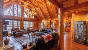 Ferienhaus, Mehrere Betten, Whirlpool, Bergblick (Running Waters Lodge at Eagles Nest) | Wohnbereich