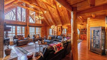 Rumah, Beberapa Tempat Tidur, hot tub, pemandangan gunung (Running Waters Lodge at Eagles Nest) | Area keluarga