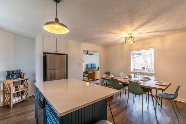 House, Multiple Beds, Hot Tub, Mountain View (Boone Vista) | In-room dining - Boone Vista (Boone)