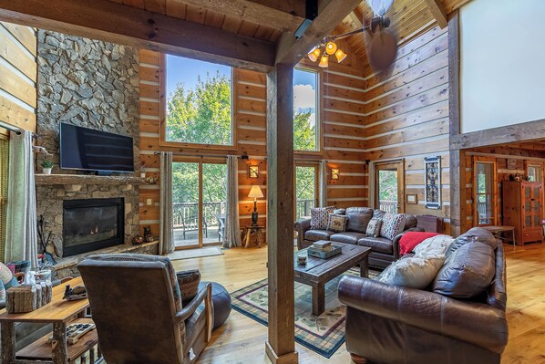 Hus - flera sängar - uteplats - utsikt mot bergen (Cari's Rivers Edge) | Vardagsrum