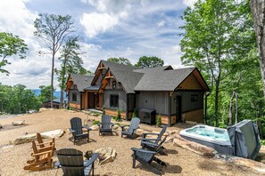 Outdoor spa tub - On Eagle's Wings at Eagles Nest (Elk Park)