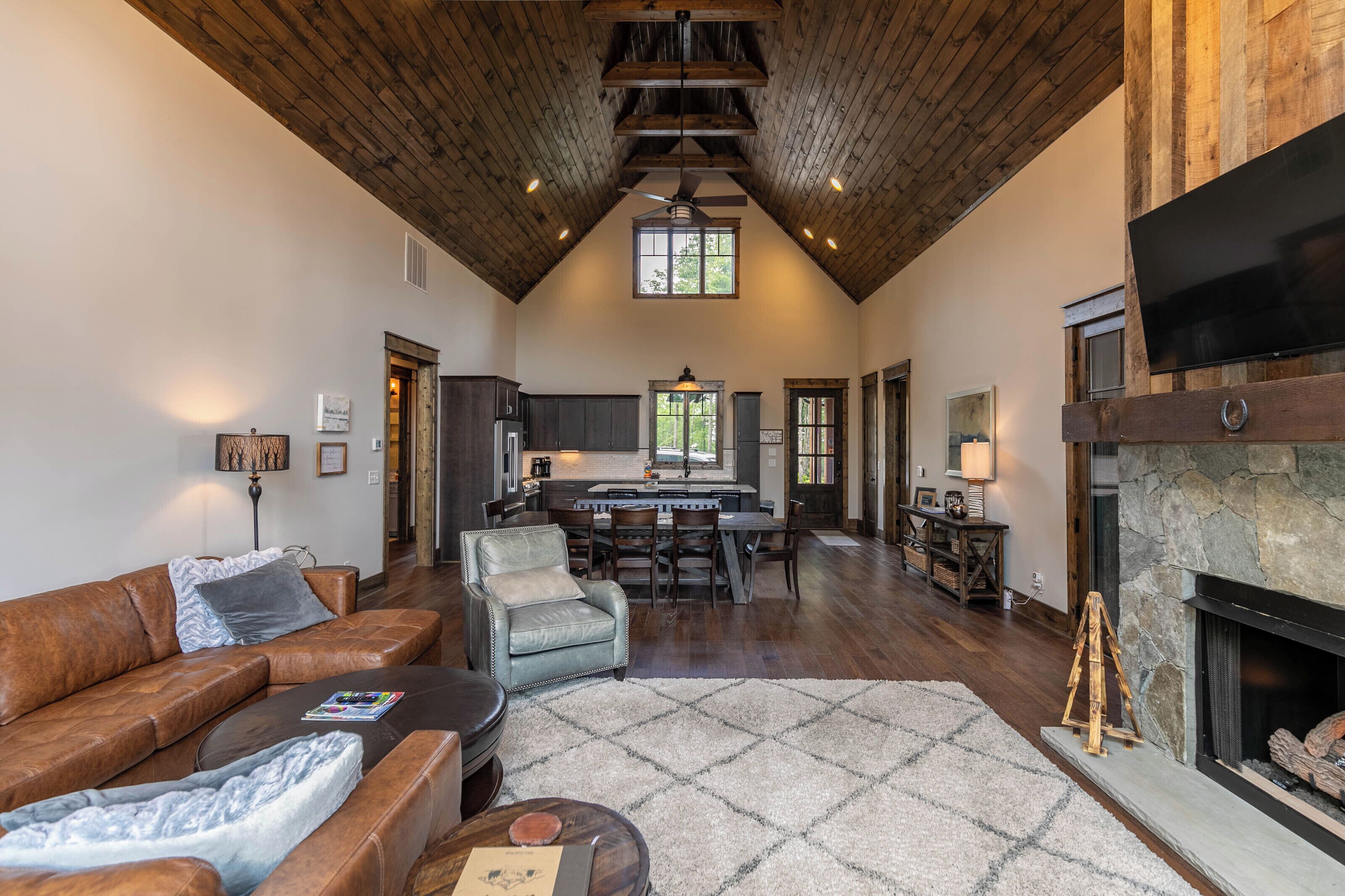 Cabin, nhiều giường, bồn tắm nước nóng, quang cảnh núi (On Eagle's Wings at Eagles Nest) | Khu phòng khách | Lò sưởi 