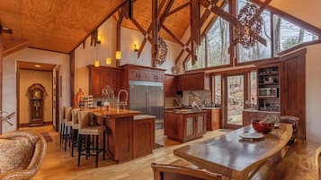 Rumah, Beberapa Tempat Tidur, hot tub, pemandangan gunung (Copperleaf at Eagles Nest) | Tempat makan
