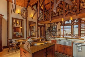 Hus, flere senger, spabadekar, fjellutsikt (Copperleaf at Eagles Nest) | Eget kjøkken | Kaffetrakter/tekoker